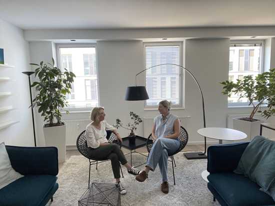 Im Gespräch mit Solveig Jacobs reden wir darüber, wie aus formalen Terminen von Mitarbeitergesprächen echte Entwicklungsräume entstehen.